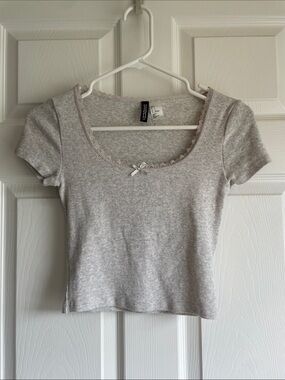 H&M Light Gray Scoop Neck Cropped Tee with Lace Trim